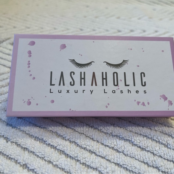 Lashaholic Luxury Lashes Special Edition - Picture 2 of 3